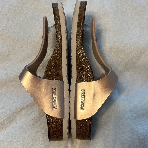 Girls Birkenstock’s size 32 Gizeh Rose Gold, New, $100, sold out in this color - Picture 6 of 8